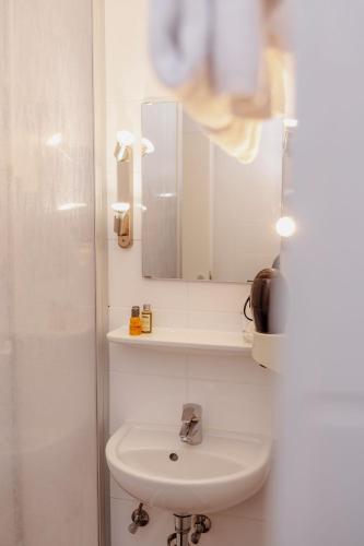 Hotel Lux - image 13