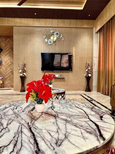 MOUNT RETREAT 4BHK BIG indoor PARTY POOL
