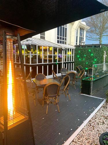 餐廳, 帕威林酒店 (Pavilions Hotel) in 梅裏韋爾