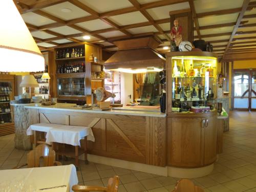 Restorāns, La Baita D'Oro Ristorante Residence in Castelnovo neʼ Monti