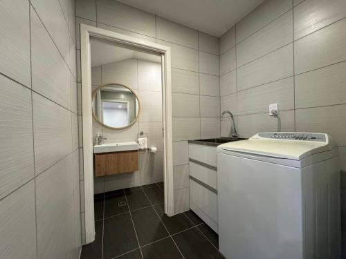 NO PARTY ALLOWED, Entire Brand New 3 bedroom townhouse, free unlimited fibre wifi and free parking NO PARTY ALLOWED, Entire Brand New 3 bedroom townhouse, free unlimited fibre wifi and free parking