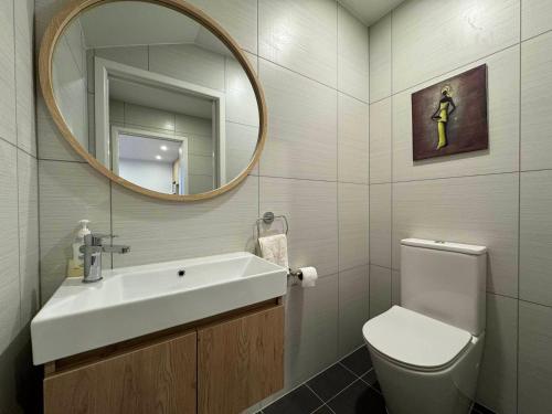 NO PARTY ALLOWED, Entire Brand New 3 bedroom townhouse, free unlimited fibre wifi and free parking NO PARTY ALLOWED, Entire Brand New 3 bedroom townhouse, free unlimited fibre wifi and free parking