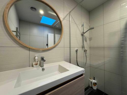 NO PARTY ALLOWED, Entire Brand New 3 bedroom townhouse, free unlimited fibre wifi and free parking NO PARTY ALLOWED, Entire Brand New 3 bedroom townhouse, free unlimited fibre wifi and free parking