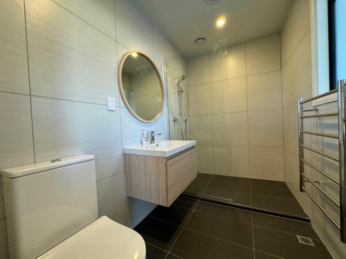 NO PARTY ALLOWED, Entire Brand New 3 bedroom townhouse, free unlimited fibre wifi and free parking NO PARTY ALLOWED, Entire Brand New 3 bedroom townhouse, free unlimited fibre wifi and free parking