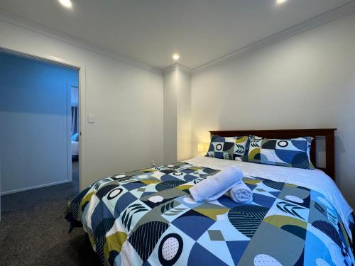 NO PARTY ALLOWED, Entire Brand New 3 bedroom townhouse, free unlimited fibre wifi and free parking NO PARTY ALLOWED, Entire Brand New 3 bedroom townhouse, free unlimited fibre wifi and free parking