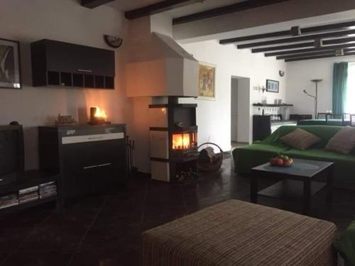 Casa Din Deal in Gârleni
