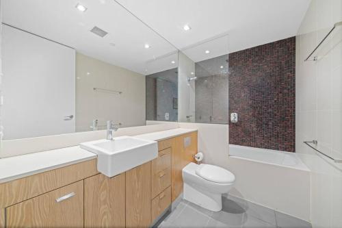 Spacious 2BR with Huge Balcony by Hyde Park CBD - image 4