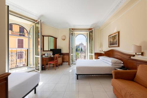 1 queen bed, 2 twin beds