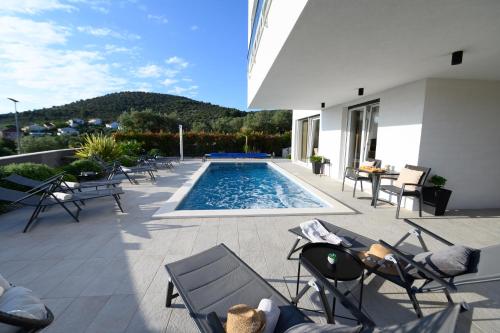 Luxury apartment Perla in Villa with heated pool - Location saisonnière - Vinišće