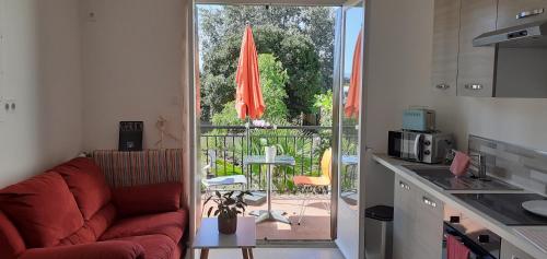 kuhinja, Bel appartement avec grande terrasse ensoleillée et jardin (Bel appartement avec grande terrasse ensoleillee et jardin) in Clos Banet