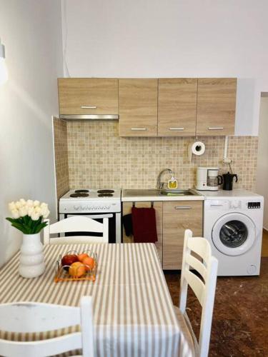 Στούντιο 40 (Στουντιο 40) in Varella