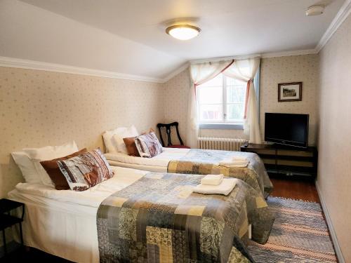 1 double bed, 2 twin beds, 1 sofa bed