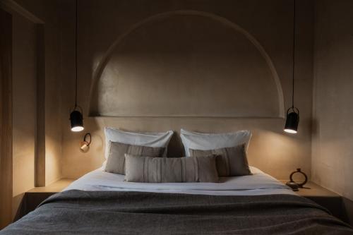 1 queen bed, 1 sofa bed