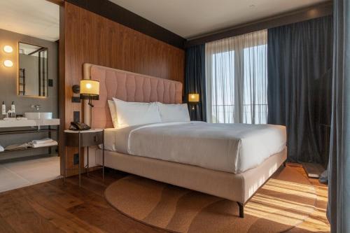 Corner King Room image 3
