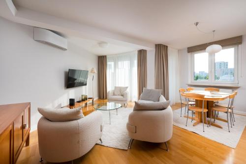 Metro Imielin 2-Bedroom Apartment by BookingHost, Warszawa