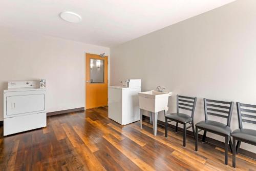 AmericInn by Wyndham New Lisbon - image 8