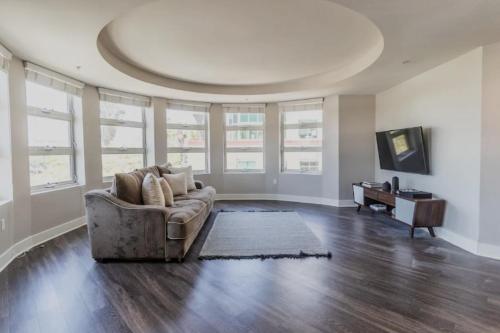 Bright 3BD in SM, 5 min to beach - Pool & Gym in Los Angeles, USA