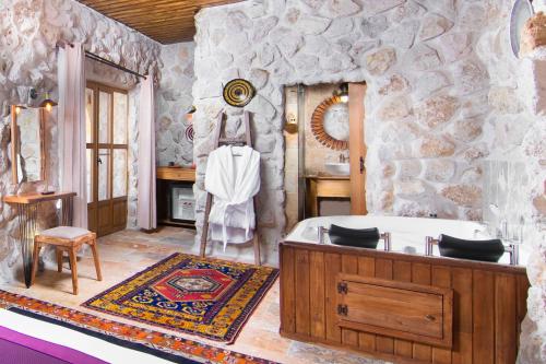 Suite, spa bathtub