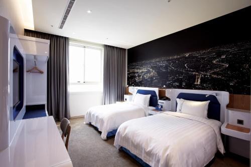 Deluxe Twin Room image 5