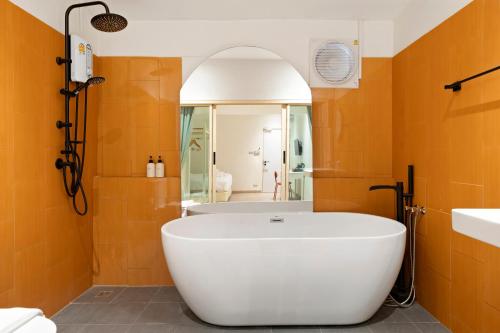 room detail thumbnail 2