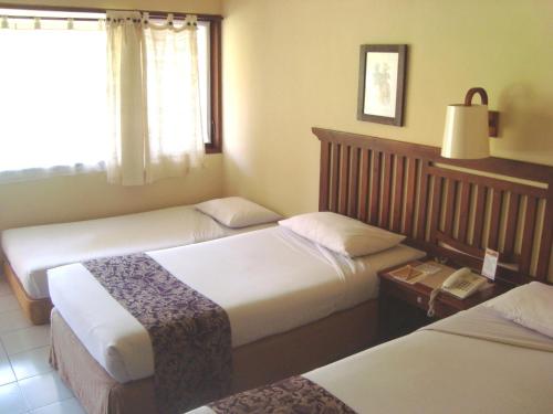 1 queen bed, 1 twin bed