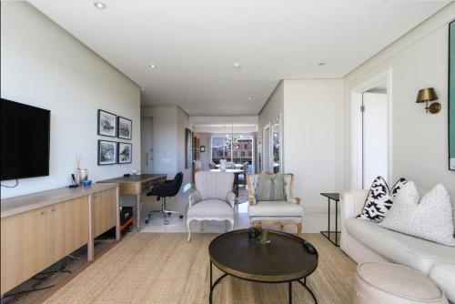Canal View Two Bedroom Luxury Apartment - 507 - image 4