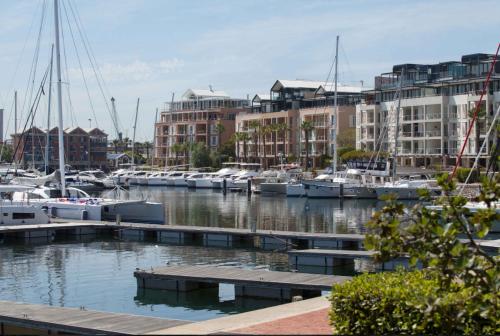 Canal View Two Bedroom Luxury Apartment - 610 - image 10