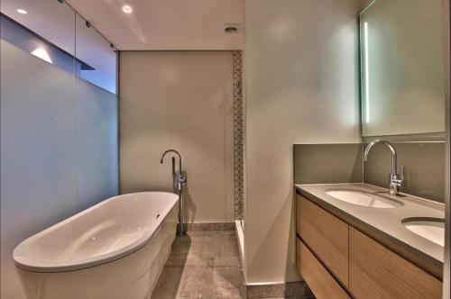 Executive Yacht View Two Bedroom Apartment - 409 - image 2