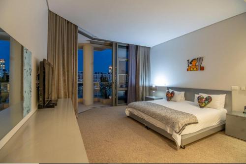 Executive Yacht View One Bedroom Marina Apartment - 309 - image 2