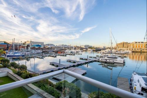 Executive Yacht View One Bedroom Marina Apartment - 509 - image 5