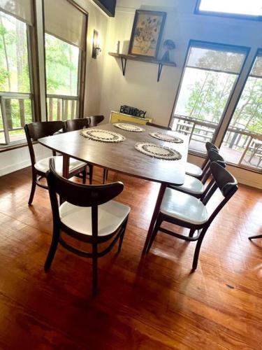 Cabin Nestled on Skiers Cove South Toledo Bend Lake 3 bedroom-5 beds in Wiergate