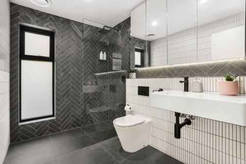 Luxe 4bdrm home & Pool in Inner West - image 5