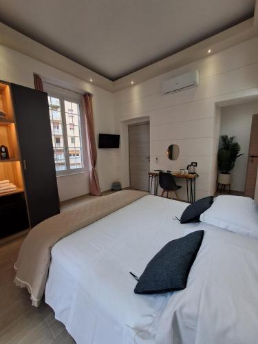 Queen Room with Balcony image 4