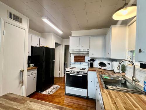 Cabin Nestled on Skiers Cove South Toledo Bend Lake 3 bedroom-5 beds in Wiergate