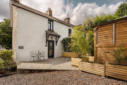 Hotelli välisilme, Coronation Cottages, Modernised 200-Year-Old Lake District Cottage Getaway for Two - Ridgestone in Grange Over Sands