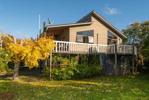 Vista exterior, 5 o'clock Somewhere - Tairua Holiday Home in Tairua