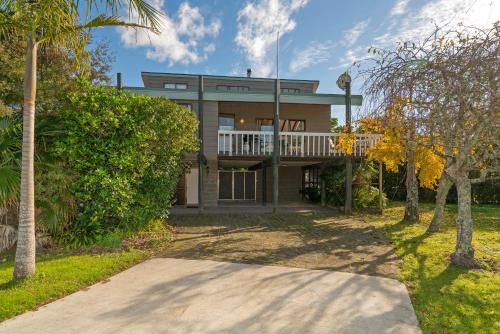 Vista exterior, 5 o'clock Somewhere - Tairua Holiday Home in Tairua