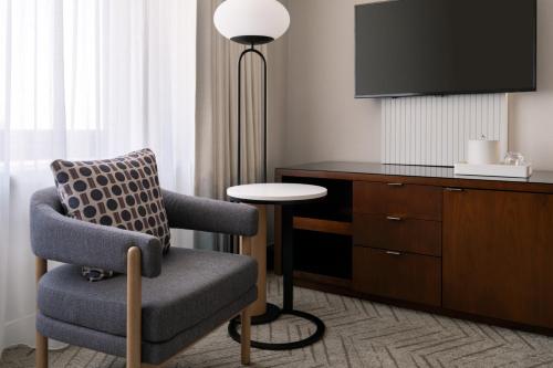Queen Room with Two Queen Beds and Harbour View - Club Lounge Access