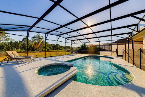 634 - Sunset Palm Villa, Extended Deck, Pool, Spa, Spacious, Private, Water and Conservation View in Davenport, USA