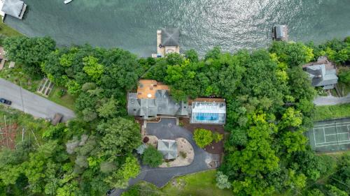 Lake house w/ indr pool and jacuzzi in Canandaigua, USA