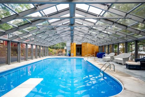 Lake house w/ indr pool and jacuzzi in Canandaigua, USA