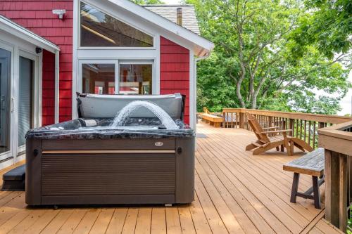Lake house w/ indr pool and jacuzzi in Canandaigua, USA