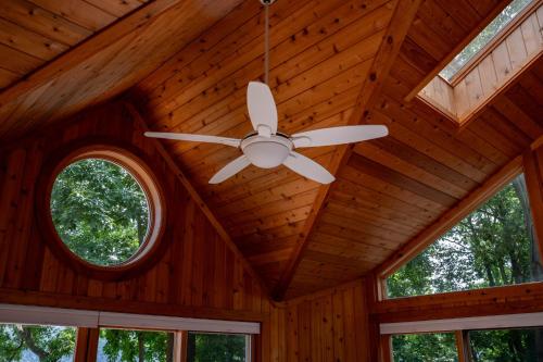 Lake house w/ indr pool and jacuzzi in Canandaigua, USA