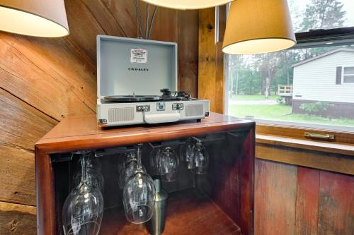 New Lisbon Home with Hot Tub, Fire Pit and Ping-Pong! in New Lisbon, USA