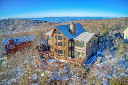 122 Oz Cir by Carolina Stays in Beech Mountain, USA