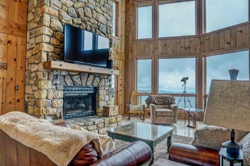 122 Oz Cir by Carolina Stays in Beech Mountain, USA