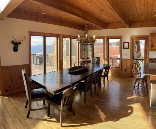 122 Oz Cir by Carolina Stays in Beech Mountain, USA