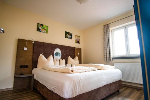 1 queen bed, 1 sofa bed