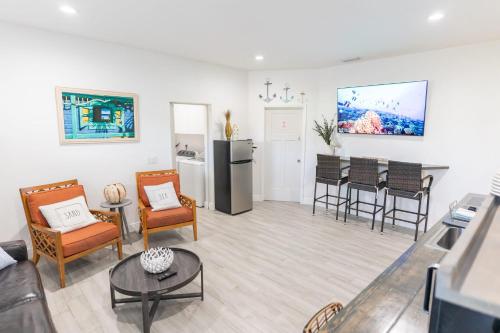 Pineapple Beach House - 10 min to Jensen beach in Jensen Beach, USA