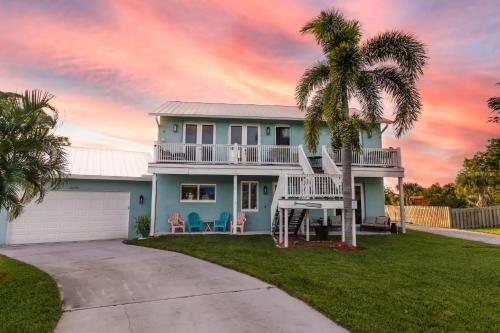 Pineapple Beach House - 10 min to Jensen beach in Jensen Beach, USA